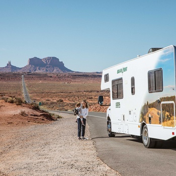 Familie i Monument Valley med Cruise America Autocamper i USA