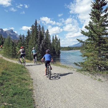 Børnefamilie på cykeltur i Canadian Rockies - Canada
