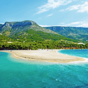 Strand og skovklædte småbjerge på Brac, Dalmatien i Kroatien