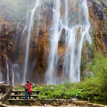 Par nyder vandfald i Plitvice Nationalpark i Dalmatien, Kroatien