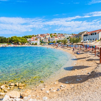 Lille stenstrand i kystbyen Primosten i Dalmatien, Kroatien