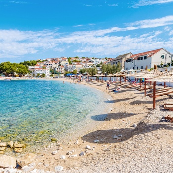 Lille stenstrand i kystbyen Primosten i Dalmatien, Kroatien