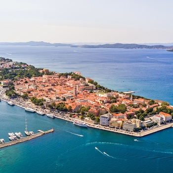 Luftfoto af kystbyen Zadar i Dalmatien, Kroatien