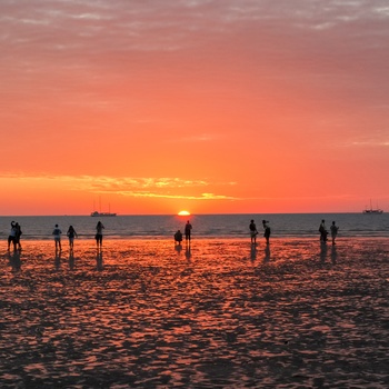 Familie og venner nyder solnedgangen på Mindi Beach i Darwin - Australien