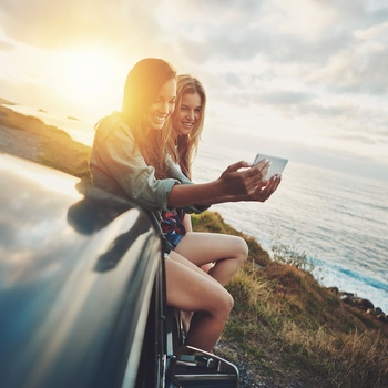 Unge mennesker med mobiler - rejse smart med et e-simkort i udlandet