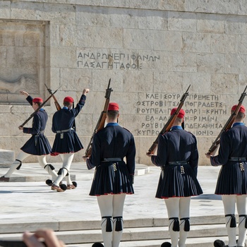 Vagtskifte ved den ukendte soldats grav, et krigsmindesmærke på Syntagma-pladsen i Athen - Foto: Alexandro Pasqualicchio, Unsplash