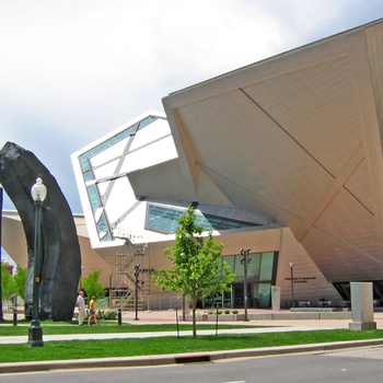 Ved siden af History Colorado Center ligger Denver Art Museum, Colorado i USA