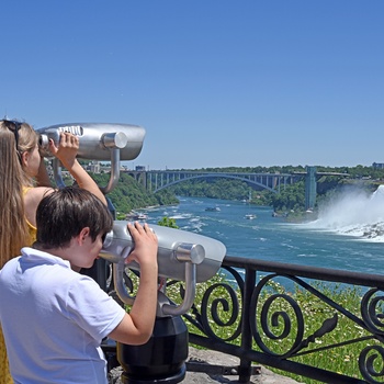 Dreng og pige ved Niagara Falls i Canada