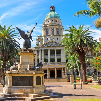 Rådhuset i Durban med krigsmonument i forgrunden, Sydafrika