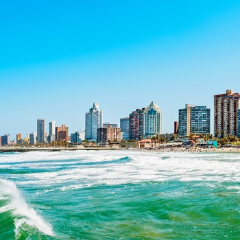 Højhuse lang strandpromenaden i Durban, Sydafrika