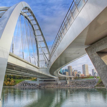 Bro over floden North Saskatchewan i Edmonton, Alberta i Canada