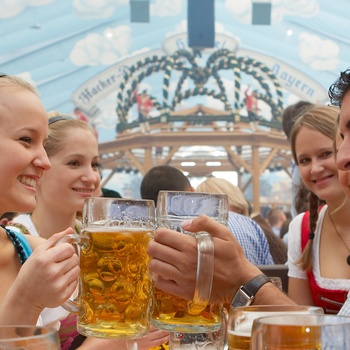 Der skåles under Oktoberfesten © München Tourismus, A. Kupka