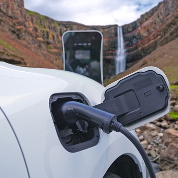 Elbil tilsluttet opladning