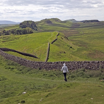 England - Hadrians Wall snor sig gennem det grønne landskab