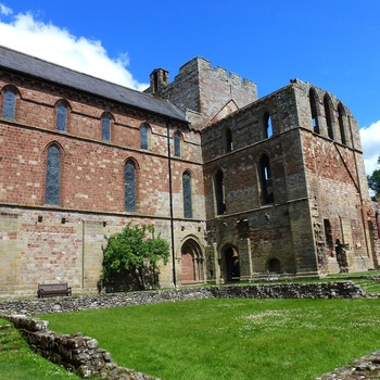 England - de imponerende ruiner af klosteret Lanercost Priory