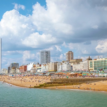 Stranden i Brighton - gamel badeby / kystby i Sydengland