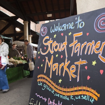 England, Cotswold - Stroud Farmers market i Stroud (Foto Cotswolds Tourism)