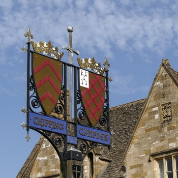 England, Gloucestershire, Cotswolds, Chipping Campden - skilt på byens Market Square.jpg