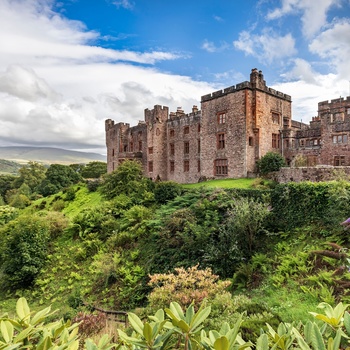 England, Lake District - det imponerende Muncaster Castle med vue over floden Esk.jpg