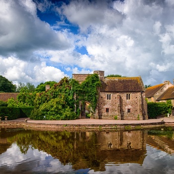 England, Somerset -  Cothay Manor smukt placeret ved søen (Foto - Visit Somerset)