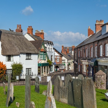 England, Somerset - kirkegård og by i skøn forening på High Street i Porlock (Foto Neville Stanikk by Exmoor NP)