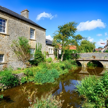 England, Somerset - smukke huse med bro i Nunney