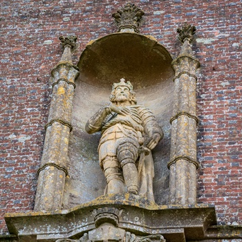 England, Somerset - statue af King Alfred over indgangen til tårnet med samme navn