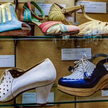 ngland, Somerset - tidstypiske Clarks sko på Shoemakers Museum i byen Street (Foto - Visit Somerset)