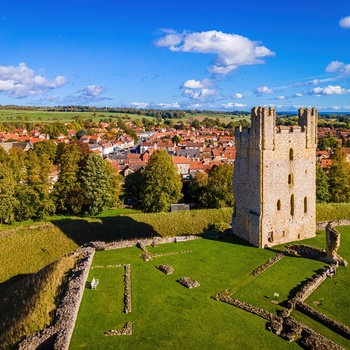 England, Yorkshire, Helmsley - oversigt over byen med den gamle borgruin i forgrunden.jpg