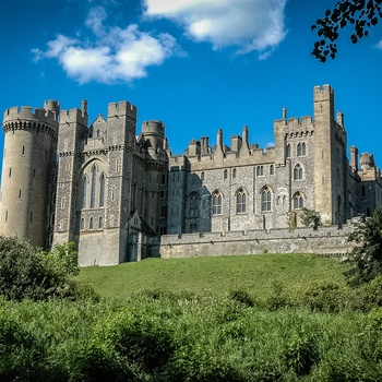 Arundel Castle på sin bakketop i West Sussex, England 