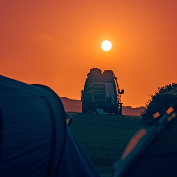 Autocamper i solnedgang på campingplads i Cornwall, England