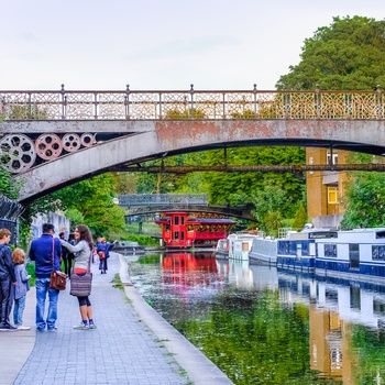 Familie ved Regents Canal i London, England