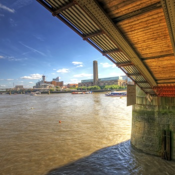 Blackfriars Bridge og Tate Modern i baggrunden, London i England