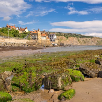 Kyststrækning og udsigt til Robin Hoods Bay - nordøstlige England