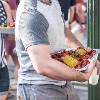 Et fad med hummer, skalddyr og grønt i New Orleans - USA