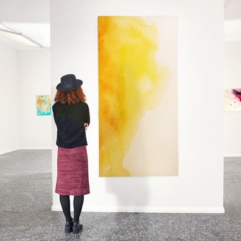 Kvinde kigger på moderne kunst i et museum, Europa