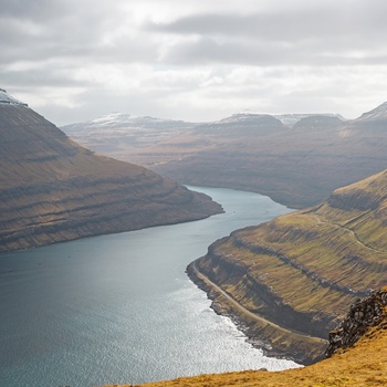 Fjord og Slættaratindur - Færøernes højest punkt på øen Eysturoy