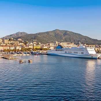 Færge lægger til i kystbyen Ajaccio - Korsika