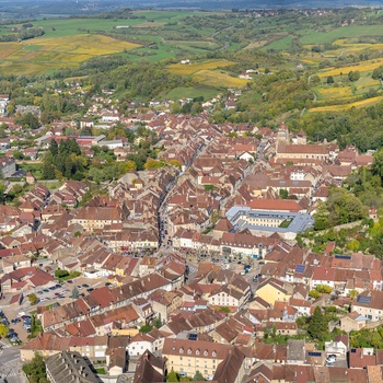 Udsigt mod Poligny - Comtés ostens hovedstad i Bourgogne - Frankrig