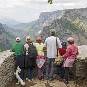 Familie ser ud over Vikos-kløften på det græske fastland