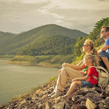 Familie ved en sø