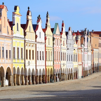 Farverige byhuse på torvet i Telc - Tjekkiet