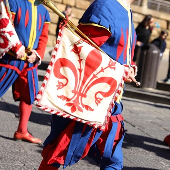 Farverige kostumer til Festa di San Giovanni i Firenze