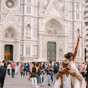 Turister ved dåbskapellet på Piazza San Giovanni i Firenze, Italien