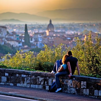 Ungt par nyder udsigten til Firenze