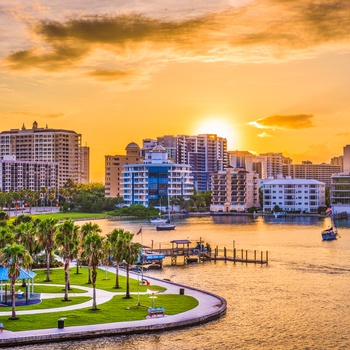 Byen Sarasota ved solnedgang i det vestlige Florida