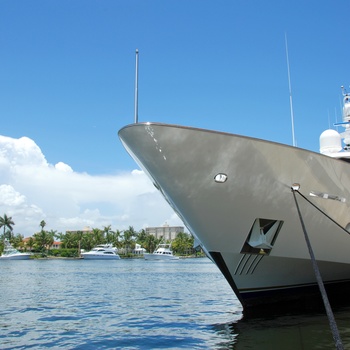 Stor yacht i en af Fort Lauderdales kanaler, Florida i USA