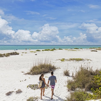 Ungt par på stranden, Sanibel Island, Florida i USA