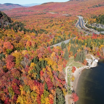 Echo Lake og Franconia Notch State Park i White Mountain State Park om efteråret - New Hampshire