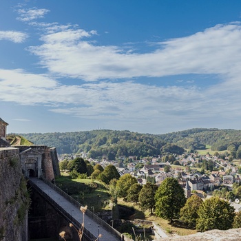 Frankrig, Moselle - kirke på toppen af muren over indgangsport til Citadelle de Bitche